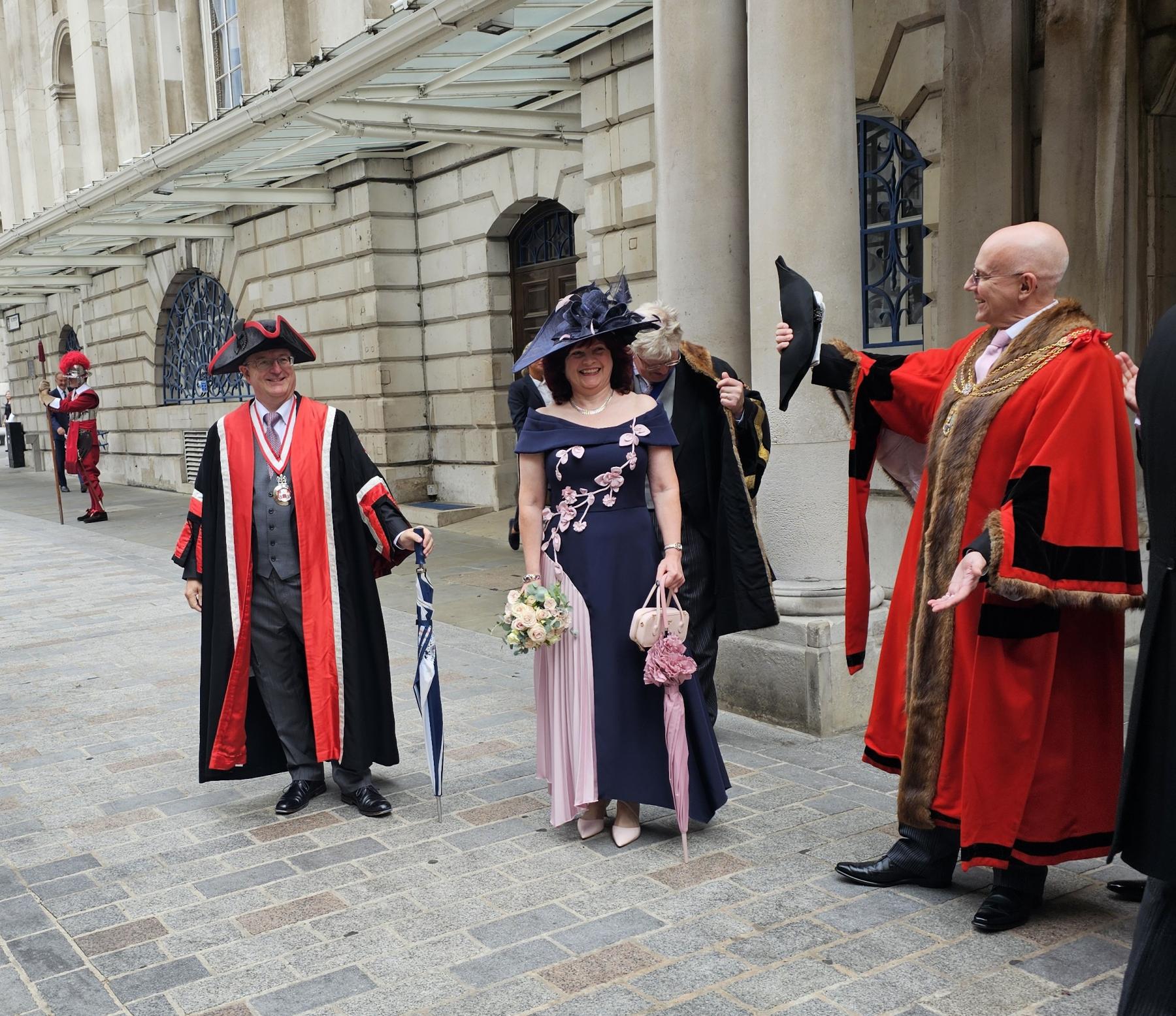 The groom, the bride and a Sheriff outside Mansion House Mansion House, St Lawrence Jewry, Temple Bar, Happenstance
