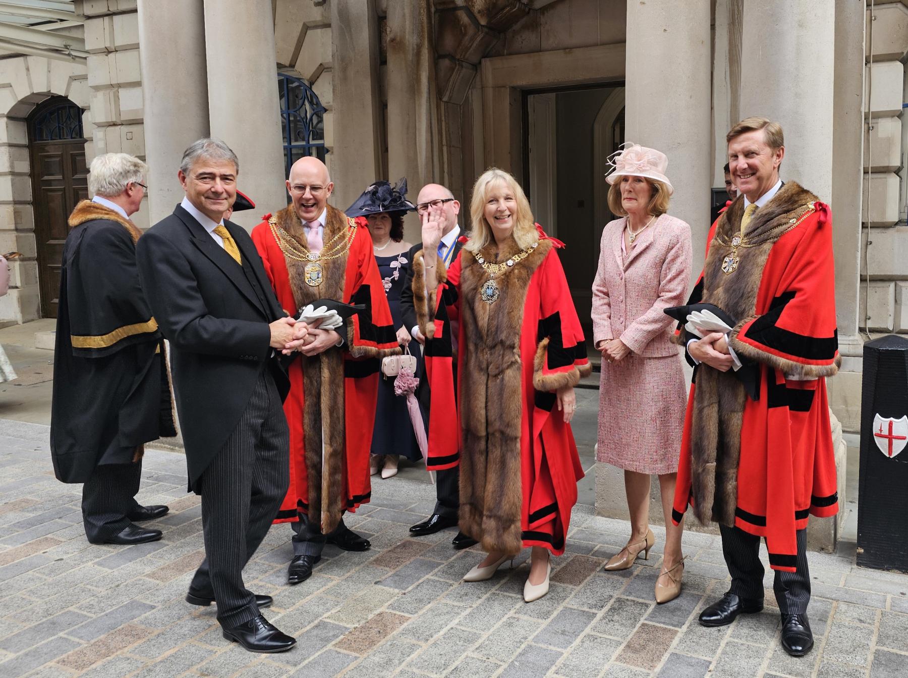 Lady Mayor, Sheriffs and Consorts waiting to begin the parade Mansion House, St Lawrence Jewry, Temple Bar, Happenstance