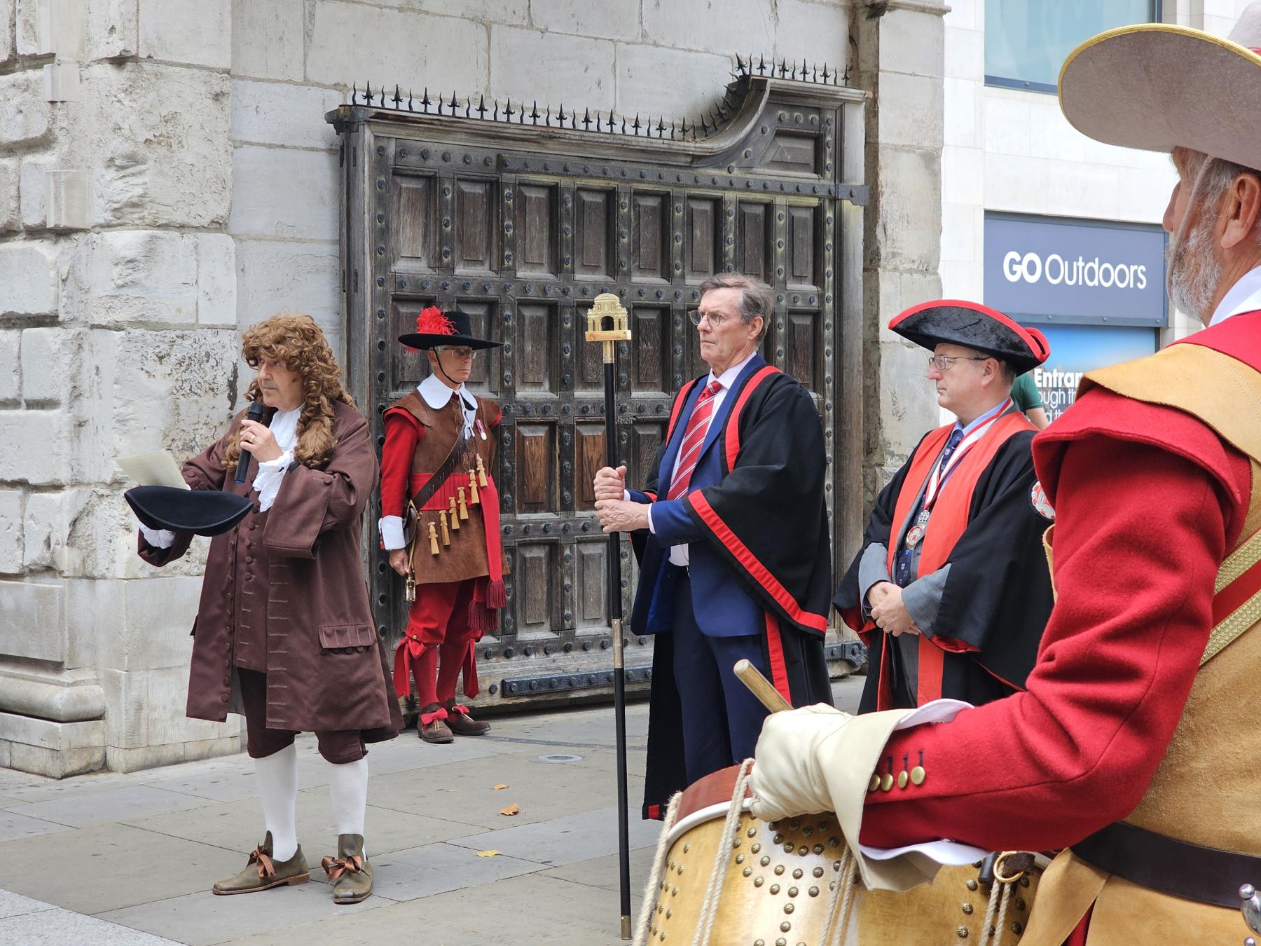 Mr Pepys reads his diary to the crowds Temple Bar and the Architects' Hall