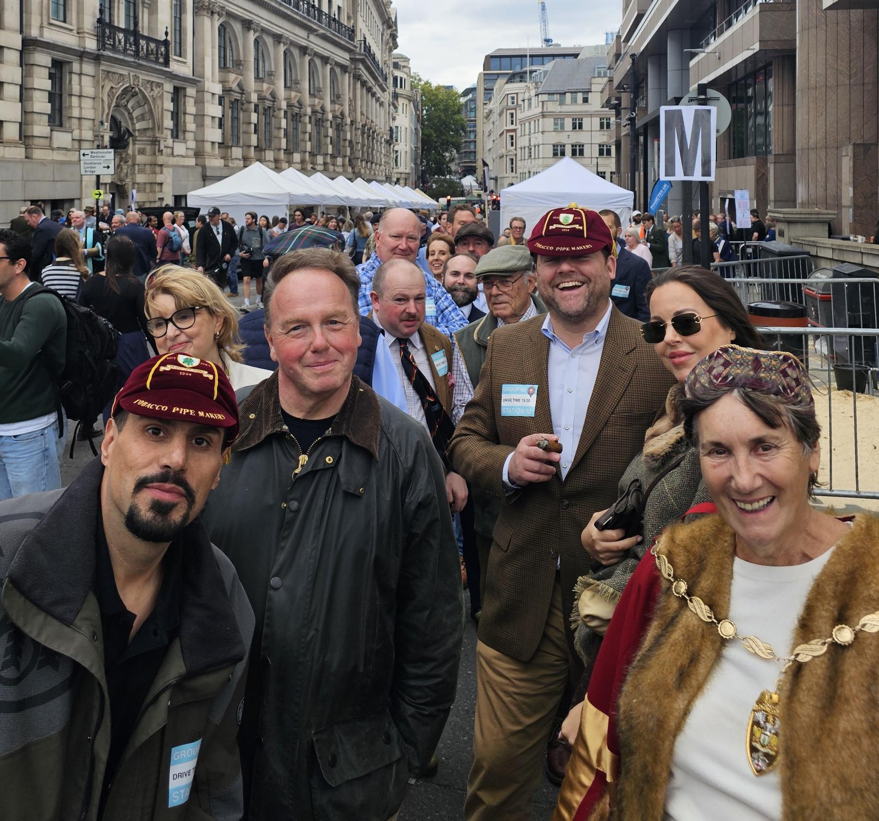 Tobacco Pipe Makers' flock ready Southwark Bridge